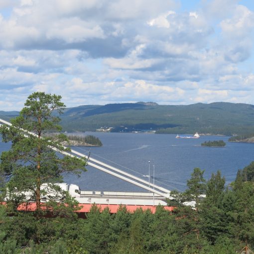 Vy från hotellet mot inlandt med Höga Kusten bron.