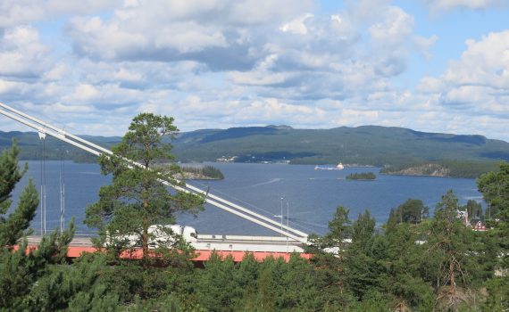 Vy från hotellet mot inlandt med Höga Kusten bron.