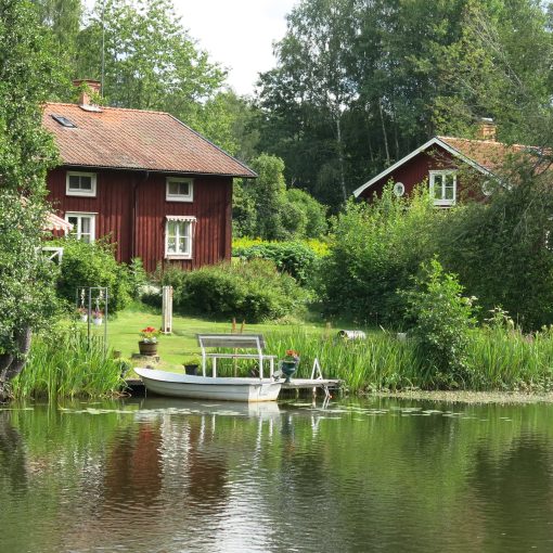 Hus vid Hjälmare docka.