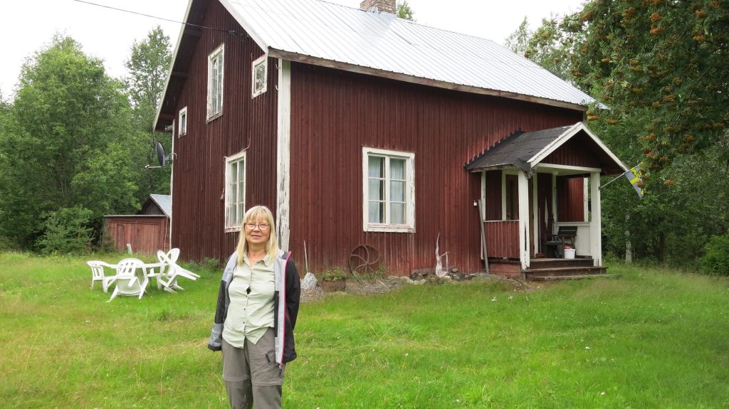 Inger står framför Markustorp.