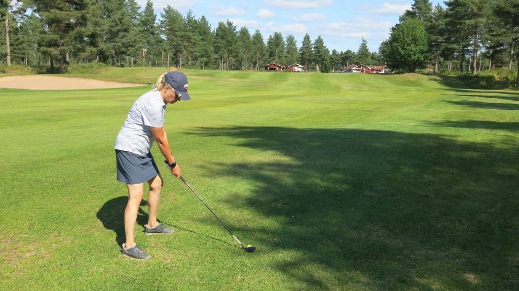 Inger spelar på hål 18 på Mora Golfklubb.